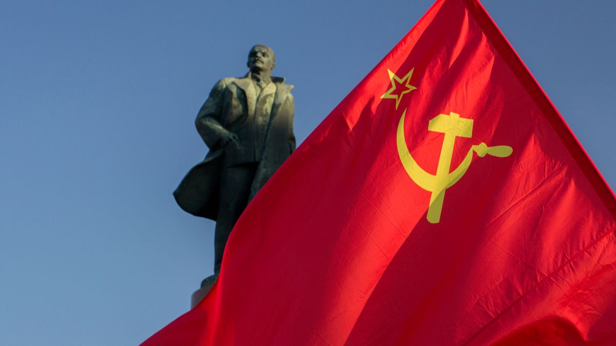 Návrat do SSSR místo „denacifikace“. Okupanti vrátili i sochu Lenina